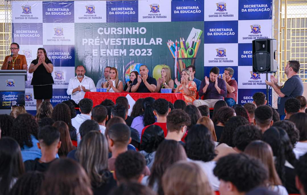 Prefeito de Santana de Parnaíba participa de aula inaugural de cursinho