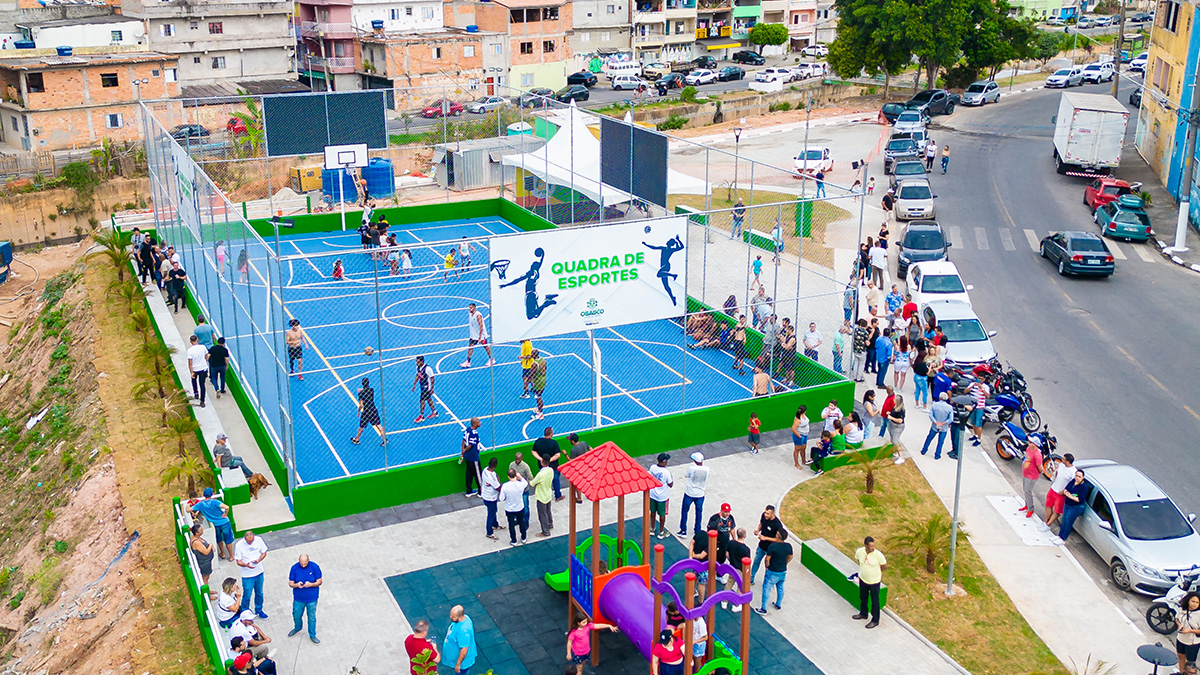 Entrega de quadra de esportes no Canaã integra conjunto de obras