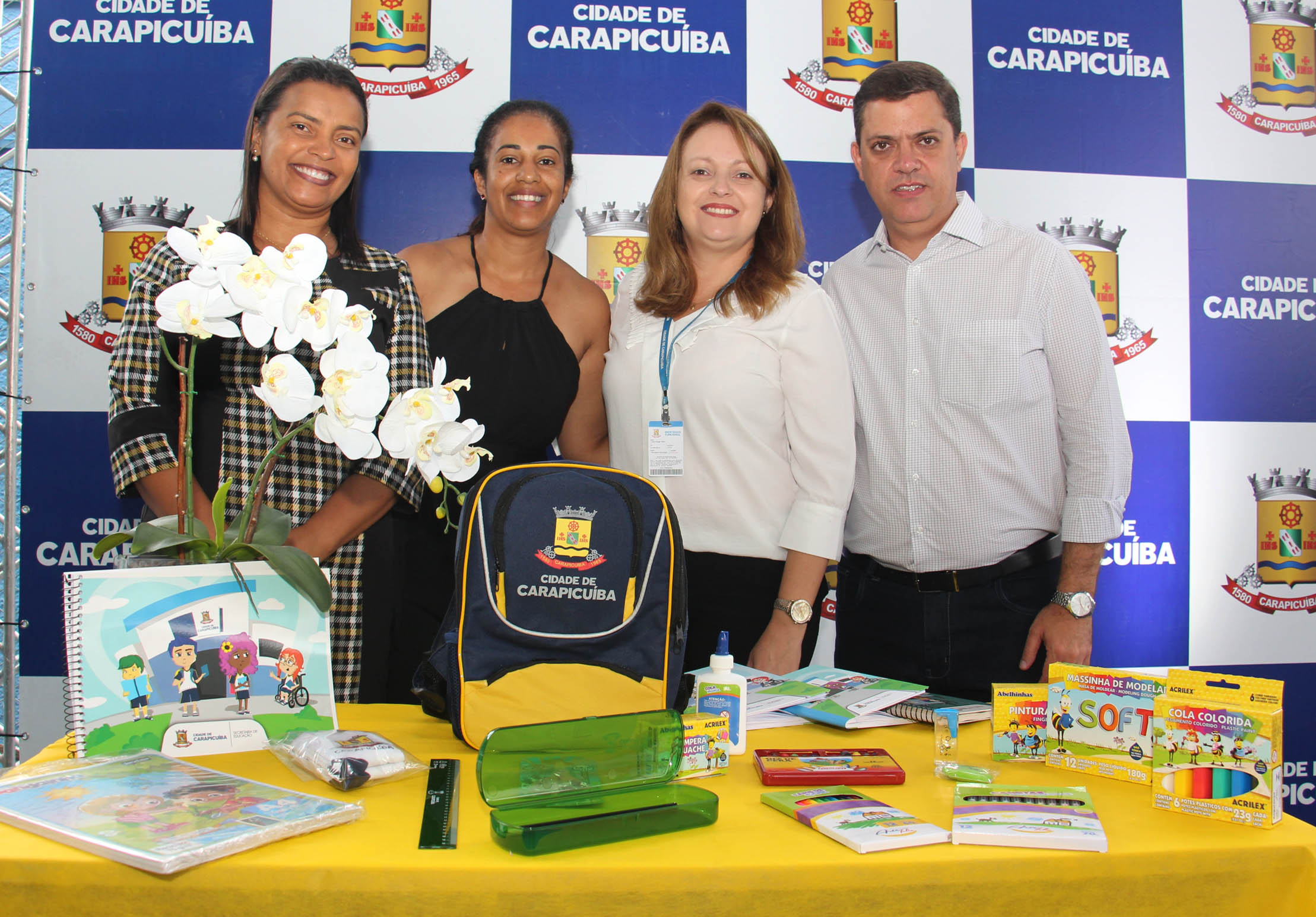 Prefeitura de Carapicuíba entrega de uniforme e material escolar