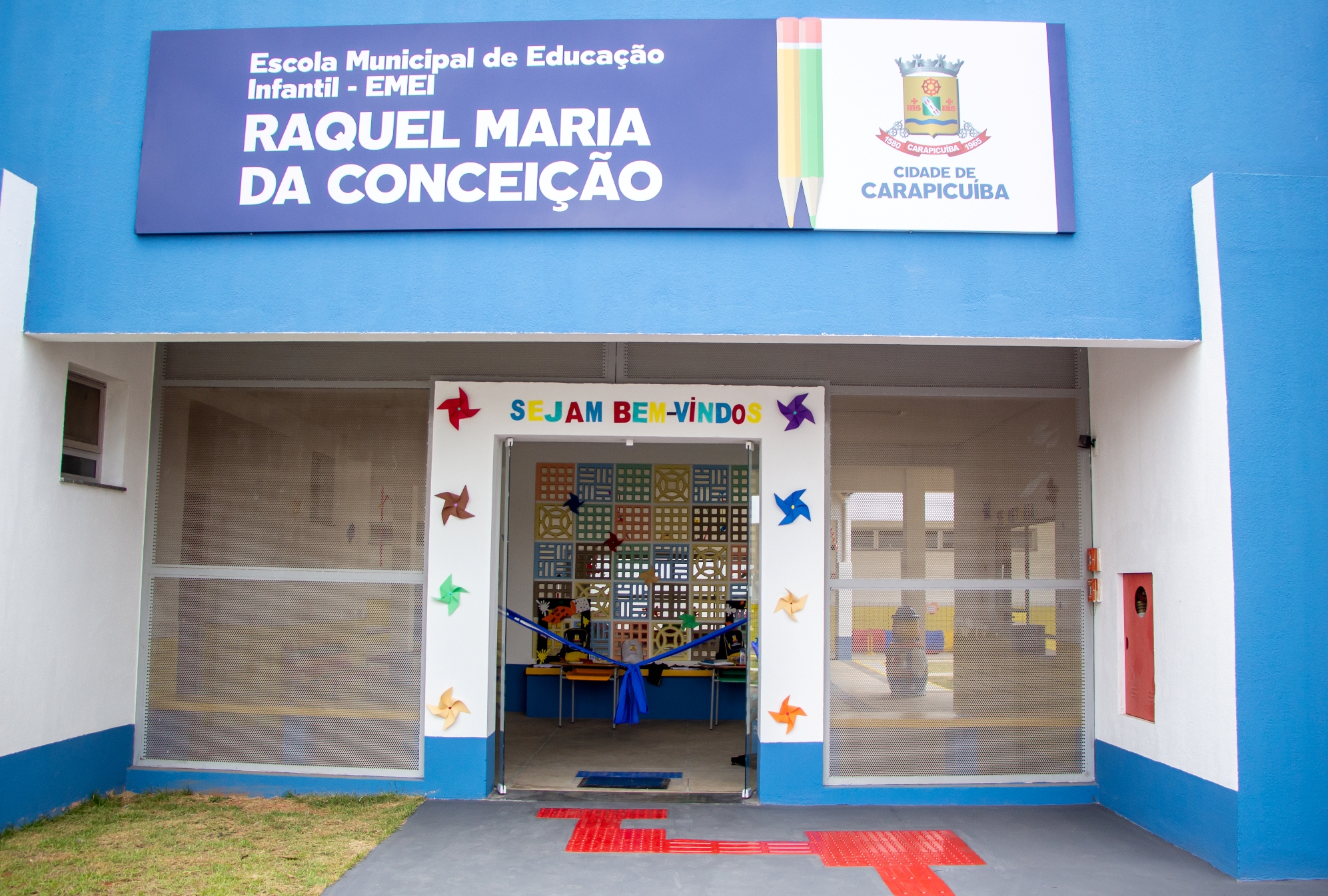 Prefeitura de Carapicuíba entrega de uniforme e material escolar