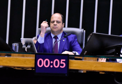Ribamar Silva propõe piso de R$ 5,7 mil e jornada de 30 horas para fonoaudiólogos Ribamar Silva propõe piso de R$ 5,7 mil e jornada de 30 horas para fonoaudiólogos