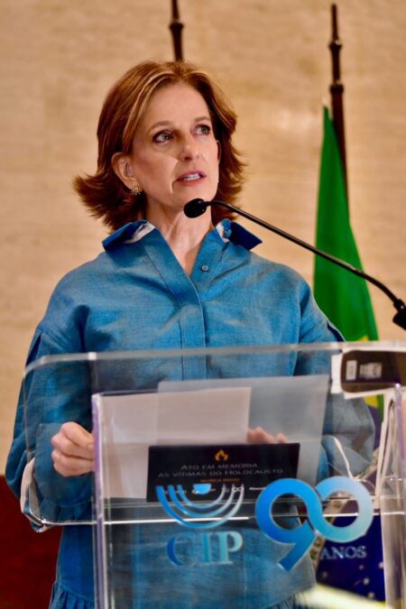 A presidente da Fisesp, Celia Parnes discursa