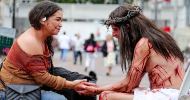 Personagem do Drama da Paixão interage com público no Centro de São Paulo