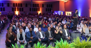 Culto pelos 64 anos de Osasco reúne fiéis e tem participação do cantor Eli Soares