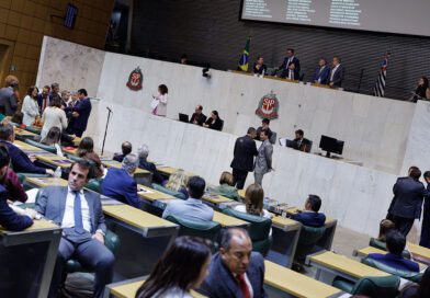 Novas leis em São Paulo garantem amamentação em creches e regulamentam naming rights