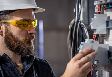 Curso gratuito de eletricista predial abre inscrições em Cotia