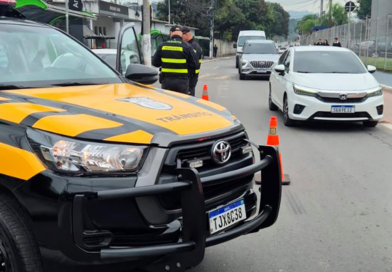 Fiscalização em Barueri flagra veículos irregulares, dívidas de R$ 76 mil e motorista com CNH suspensa