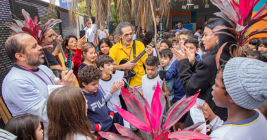 Escola de Barueri homenageia aluna com plantio de ipê-amarelo e emociona comunidade escolar Escola de Barueri homenageia aluna com plantio de ipê-amarelo e emociona comunidade escolar