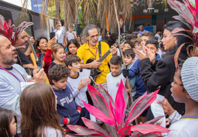Escola de Barueri homenageia aluna com plantio de ipê-amarelo e emociona comunidade escolar Escola de Barueri homenageia aluna com plantio de ipê-amarelo e emociona comunidade escolar