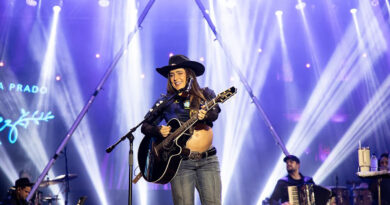 Lauana Prado emociona público no Arraiá Barueri com o melhor do sertanejo raiz