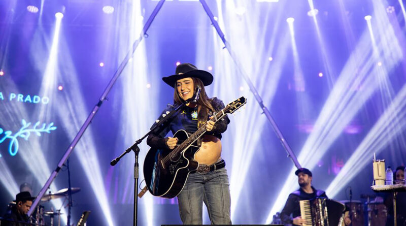 Lauana Prado emociona público no Arraiá Barueri com o melhor do sertanejo raiz