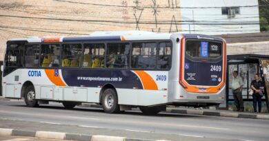 Prefeitura de Cotia notifica empresa de ônibus por cobrança indevida de tarifa Prefeitura de Cotia notifica empresa de ônibus por cobrança indevida de tarifa