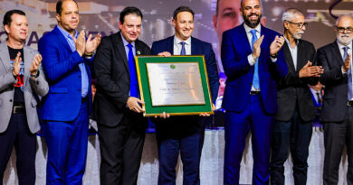 Prefeito de Osasco participa de cerimônia em homenagem a Guilherme Derrite