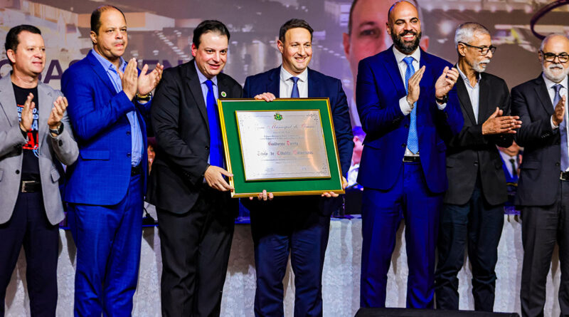 Prefeito de Osasco participa de cerimônia em homenagem a Guilherme Derrite