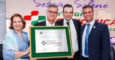 Drogaria Econômica recebe homenagem da Câmara de Osasco pelos 52 anos de história