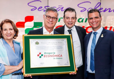 Drogaria Econômica recebe homenagem da Câmara de Osasco pelos 52 anos de história