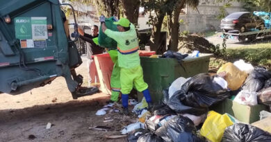 Greve de coletores afeta bairros de Cotia; equipes de contingência atuam na coleta de lixo Greve de coletores afeta bairros de Cotia; equipes de contingência atuam na coleta de lixo