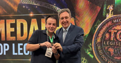 Ralfi Silva recebe Medalha Top Legislativo em Brasília por projeto de proteção animal Ralfi Silva recebe Medalha Top Legislativo em Brasília por projeto de proteção animal