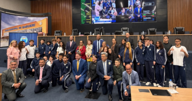 Câmara de Barueri aproxima estudantes do universo da política e da cidadania Câmara de Barueri aproxima estudantes do universo da política e da cidadania