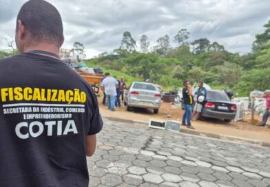 Cotia interdita ferro-velho clandestino após denúncias de moradores no Jardim Arco-Íris Cotia interdita ferro-velho clandestino após denúncias de moradores no Jardim Arco-Íris