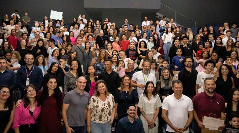 Programa Famílias Fortes reúne centenas de pessoas em formatura em Barueri