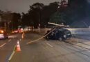 Motorista perde controle do carro, derruba poste e deixa cinco feridos em Osasco Motorista perde controle do carro, derruba poste e deixa cinco feridos em Osasco