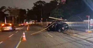 Motorista perde controle do carro, derruba poste e deixa cinco feridos em Osasco Motorista perde controle do carro, derruba poste e deixa cinco feridos em Osasco