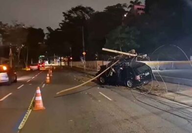 Motorista perde controle do carro, derruba poste e deixa cinco feridos em Osasco Motorista perde controle do carro, derruba poste e deixa cinco feridos em Osasco